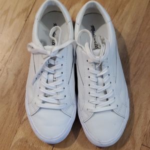 Sidewalk low top sneaker